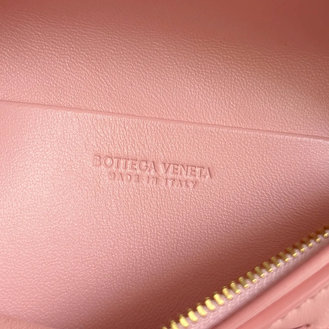 Batch 1480 BOTTEGA VENETA2025 new women's small Soft Vanity cosmetic bag, using the classic Intrecciato weaving technique, inheriting the classics, the ring buckle design 😎 The light metal chain gives you a high-end sense of matching, the chain is removable, and it can be used as a handbag ~ An elegant small bag that is perfect for participating in events. The overall body of the bag is as soft as marshmallow and can be easily kneaded, showing the strong toughness and high-end feel of the leather. The touch of sheepskin is so amazing. It is so healing when pinched! I have absolutely no resistance to small bags! ! ! Style number: 843800 Color: rose pink Size: 19*14*3cm